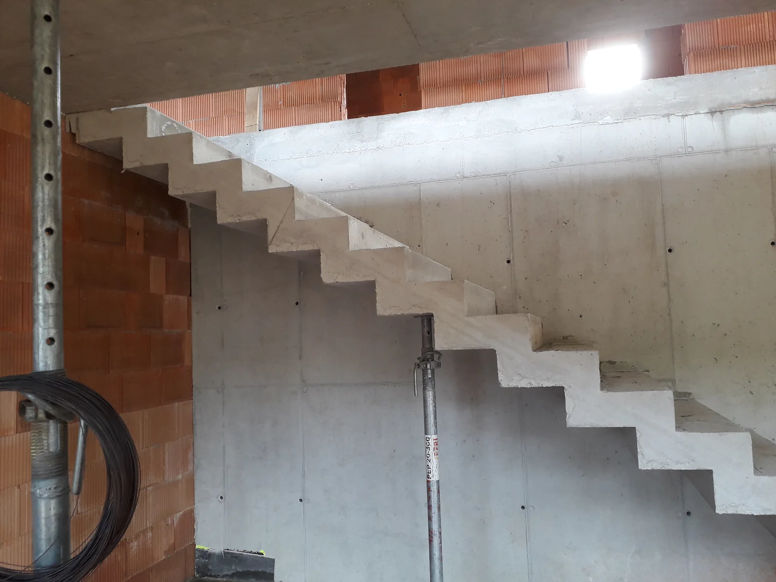 Železobetónové schodisko po odbednení počas výstavby