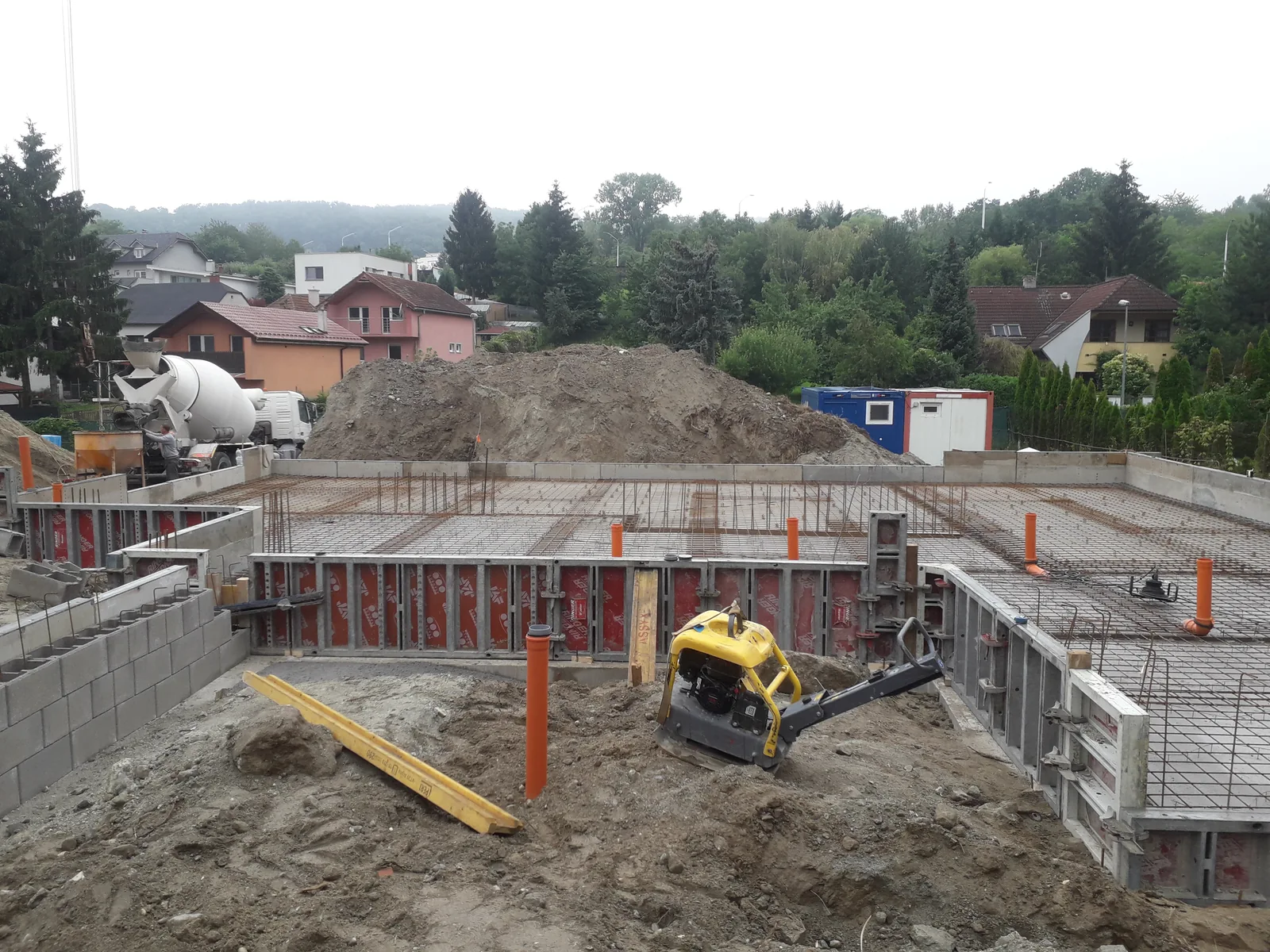 Základová konštrukcia s debnením a výstužou